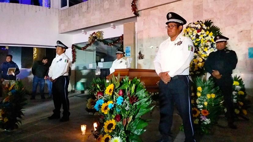 Rinden homenaje a comandante de Tránsito de Tlacotepec; murió junto con su familia