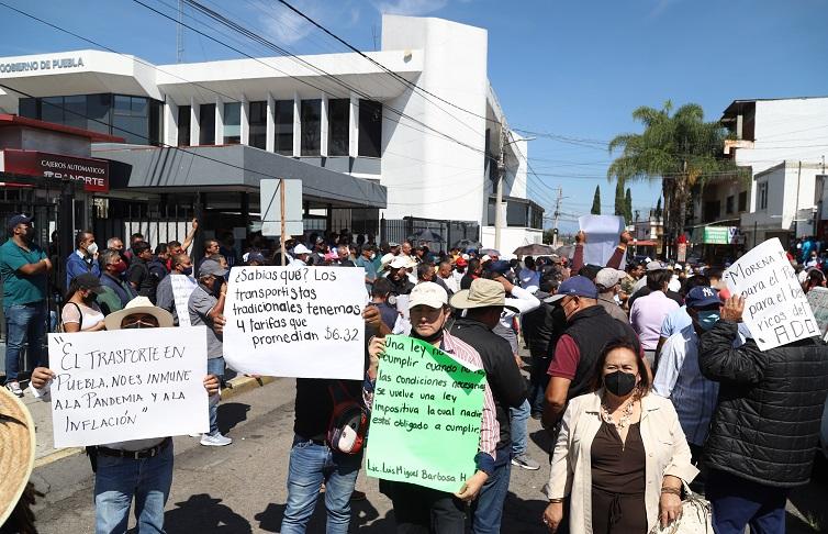 Subir a 12 pesos la tarifa del pasaje en Puebla, exigen transportistas