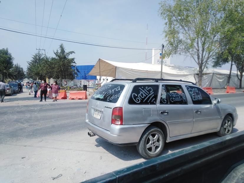 Joven traslada gratis a abuelitos para que se vacunen en Tochtepec