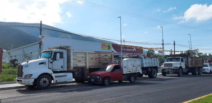 Transportistas bloquean acceso a la nueva Bodega Aurrera de Tecamachalco