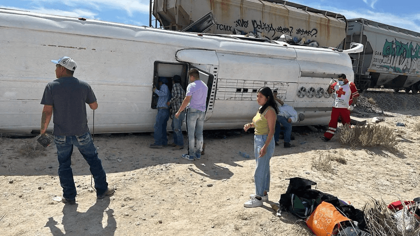 VIDEO Embiste tren autobús de pasajeros en Coahuila