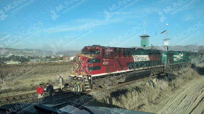 Chofer intenta ganarle al tren y se vuelca en Cañada Morelos