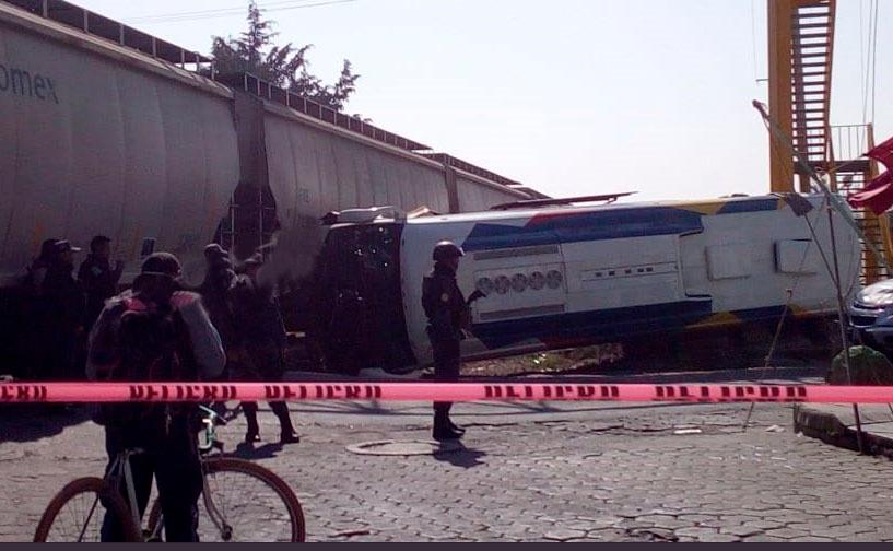 Se estampa camión de pasajeros con tren en Lara Grajales