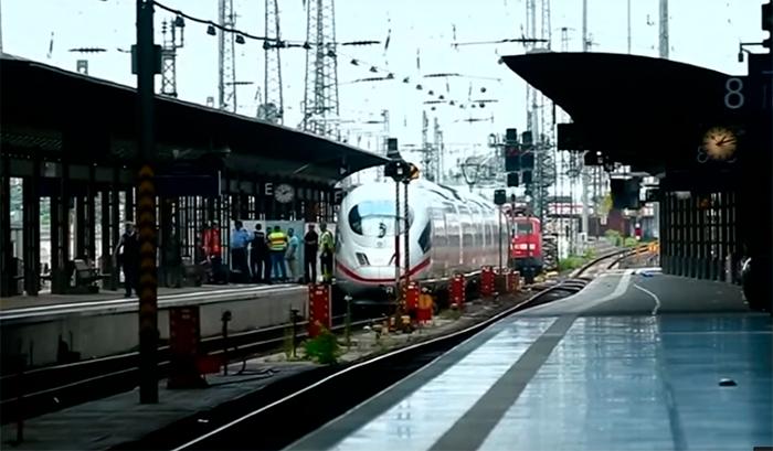 Avientan a niño y su madre a las vías del tren bala