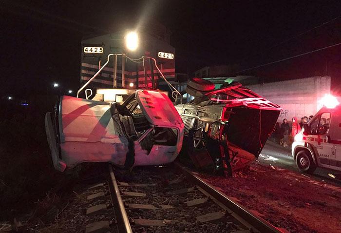 Le quiso ganar el paso al tren y camioneta termina destrozada