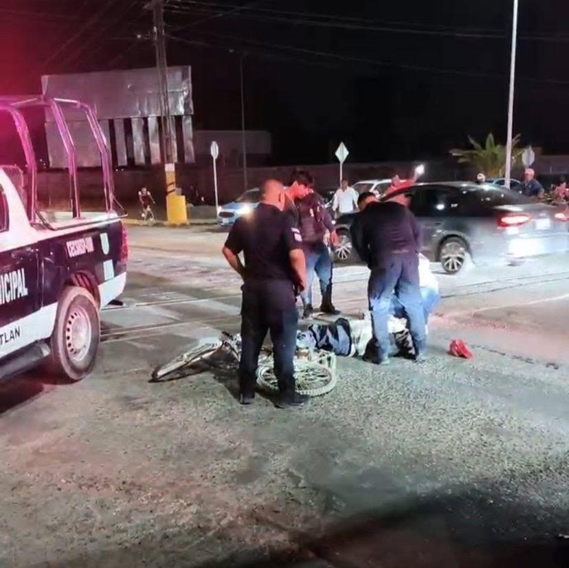 Grave ciclista, tras ser embestido por el tren en Tehuacán