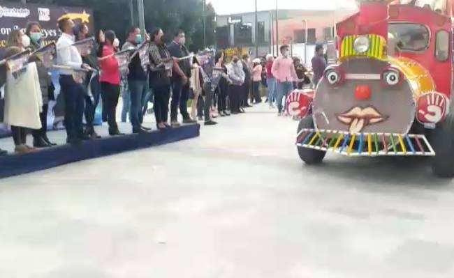 Reparten 8 mil juguetes en Desfile de Reyes en San Andrés Cholula