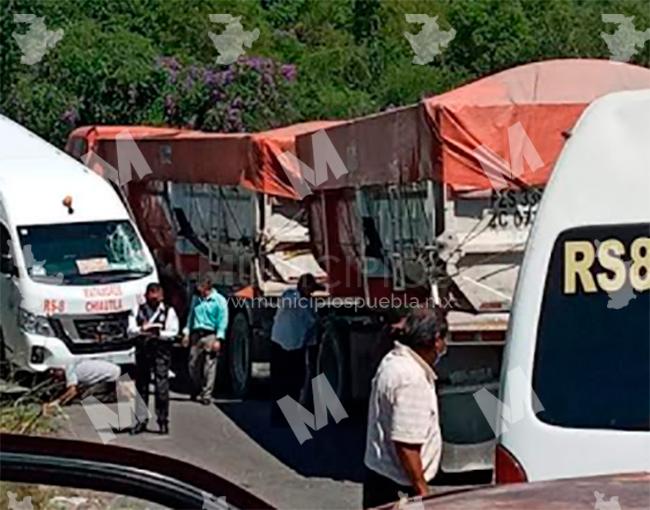 Tráiler se impacta contra combi en Chiautla