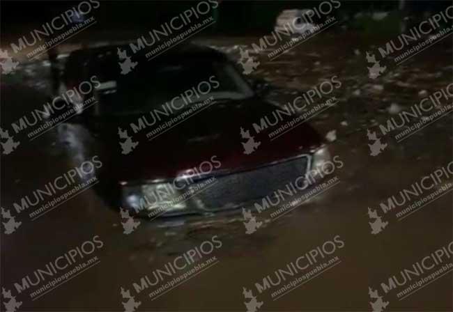 Lluvia arrastra coches a un barranco en Chinantla: hay un muerto y desaparecidos   