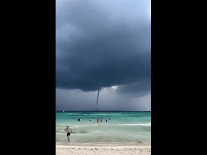 Fue grabada tromba marina desde playas de Tulum