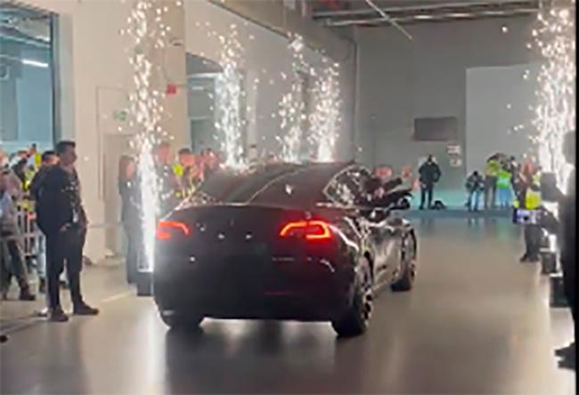 Tesla inaugura fábrica de autos eléctricos en Alemania