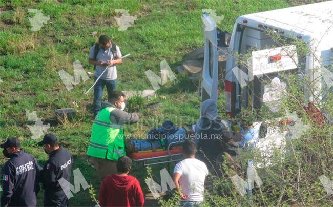 Tsuru se sale del Periférico y cae varios metros rumbo a Valsequillo