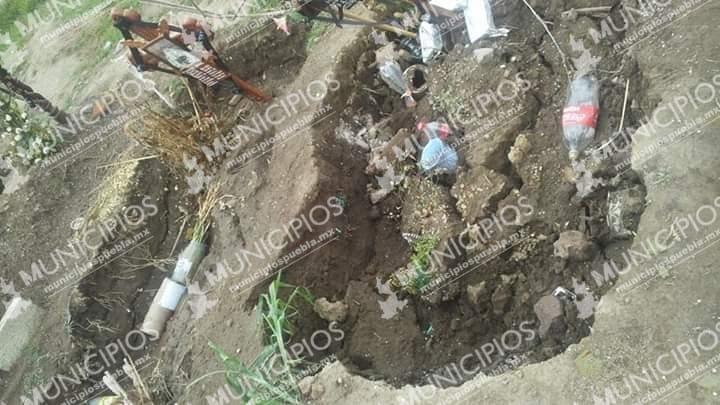 Lluvia hunde tumbas del panteón del municipio de Amozoc