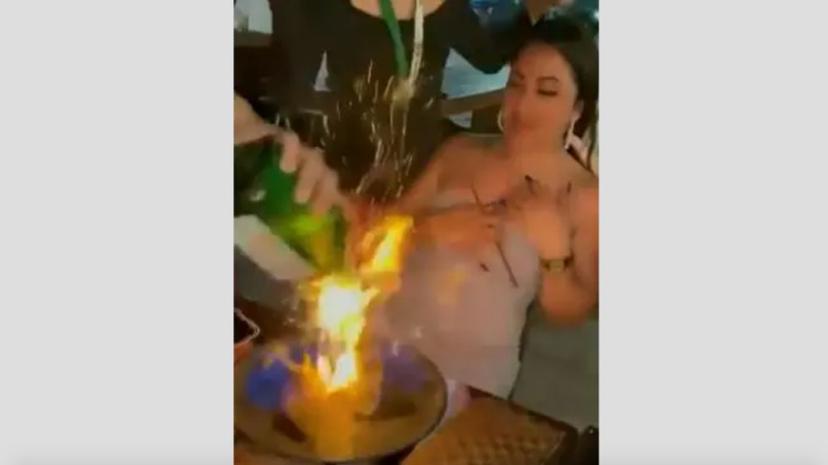 VIDEO Mesero quema a turista en bar de Cancún