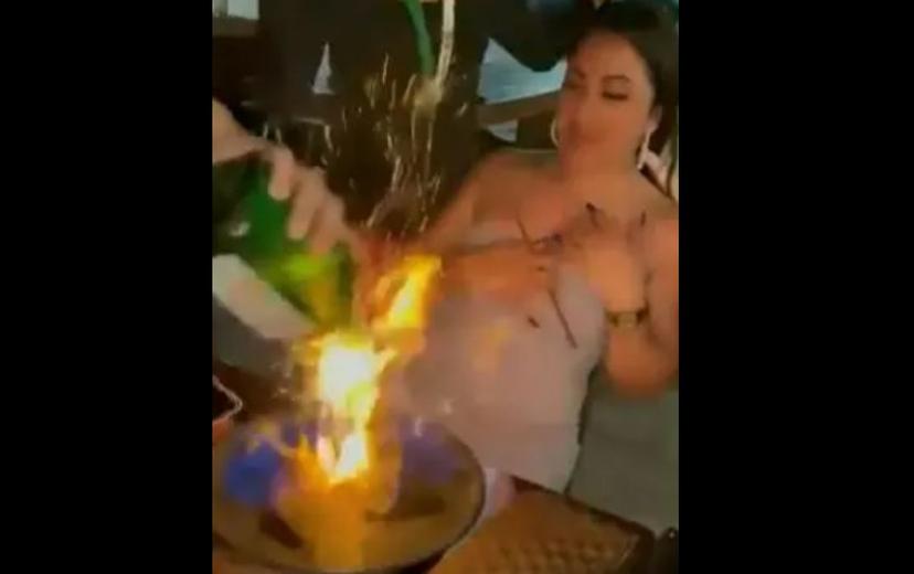 VIDEO Mesero quema a turista en bar de Cancún