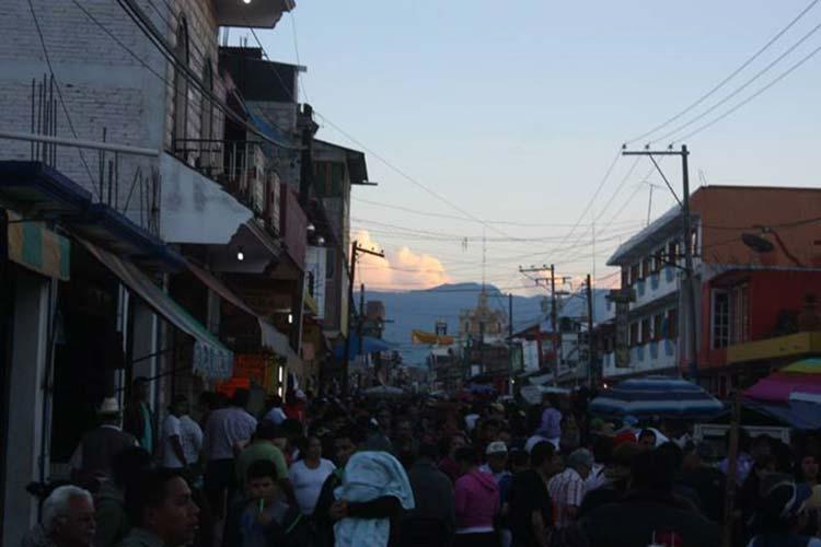 Miles de turistas desbordan calles y hoteles de Chignahuapan