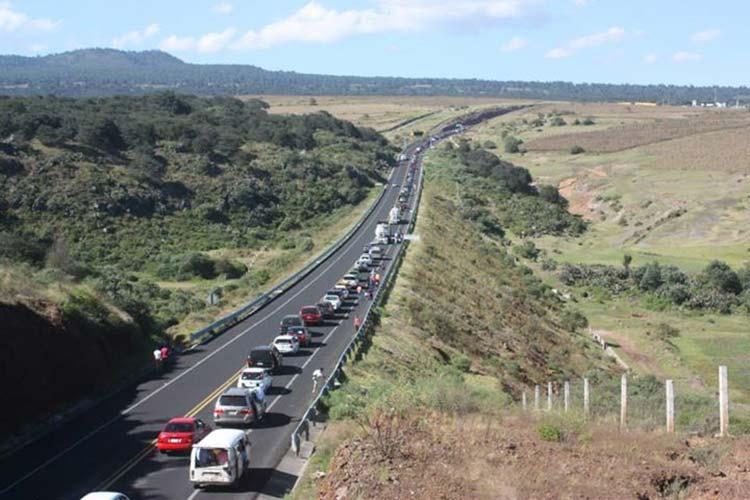 Miles de turistas desbordan calles y hoteles de Chignahuapan