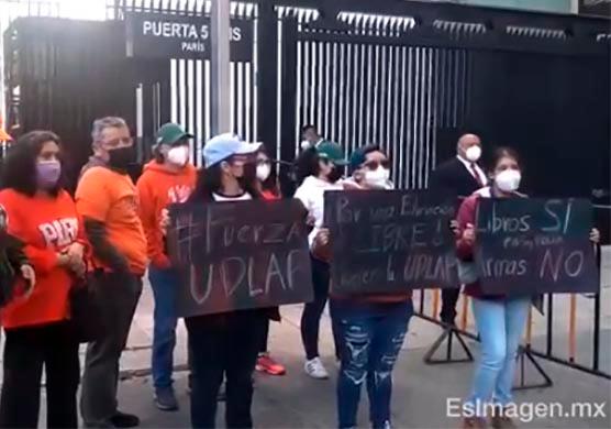 Estudiantes de la UDLAP se manifiestan frente al Senado en CDMX