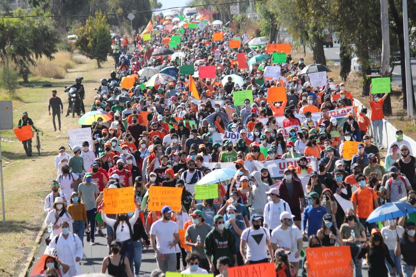 VIDEO Estudiantes de la UDLAP marchan al centro por la recta a Cholula