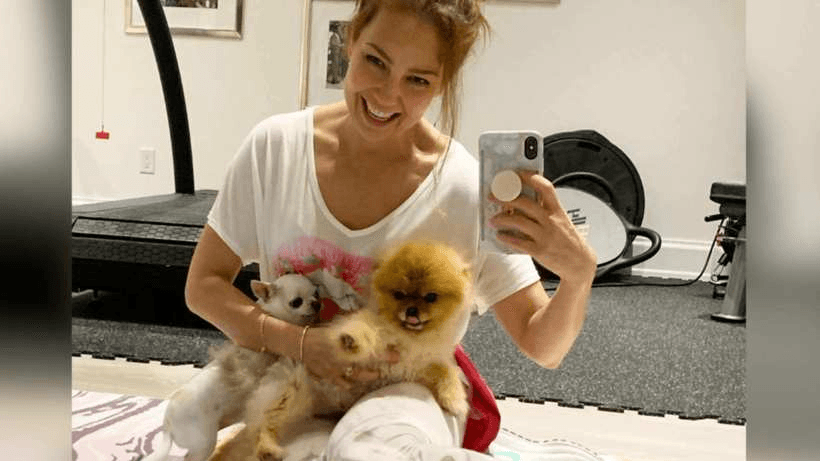 Thalía y sus  mascotas 