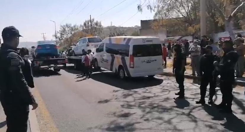 Detienen a dos unidades de Titi Cars y bloquean carretera Izúcar-Puebla  