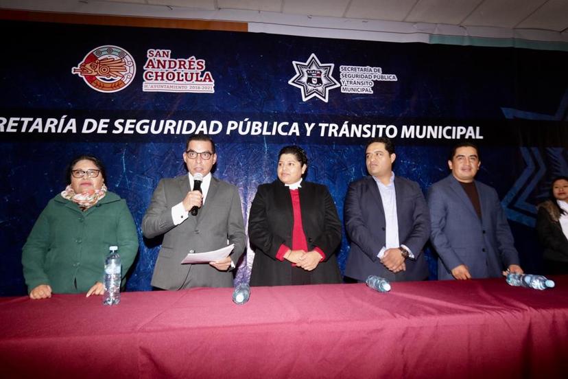 Karina Pérez Popoca entrega uniformes a policías de la SSPTM