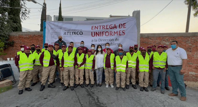  Entrega Ariadna  Ayala uniformes a limpia y alumbrado público 