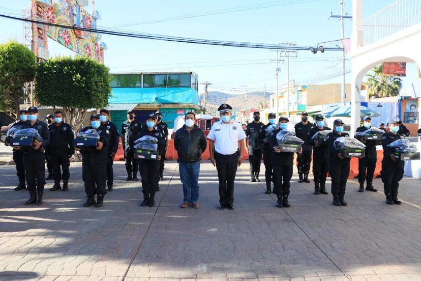 Reciben uniformes policías y paramédicos de Ocoyucan