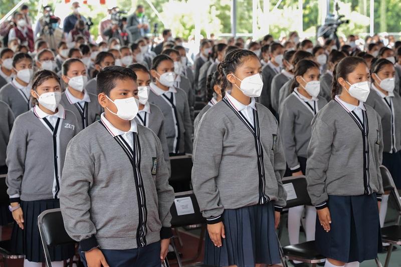 Cinco regiones de Puebla, primeras en recibir uniformes gratuitos