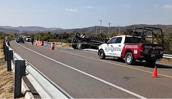 Choque múltiple deja un muerto en la Autopista Siglo XXI