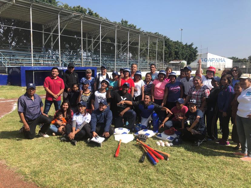 Presentan equipo de béisbol con niños de capacidades diferentes en Atlixco