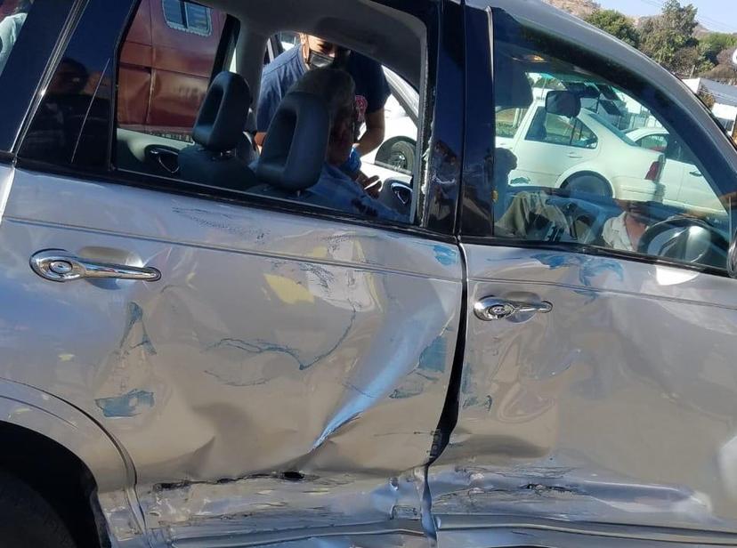 Combi impacta a vehículo y deja conductor inconsciente en Atlixco