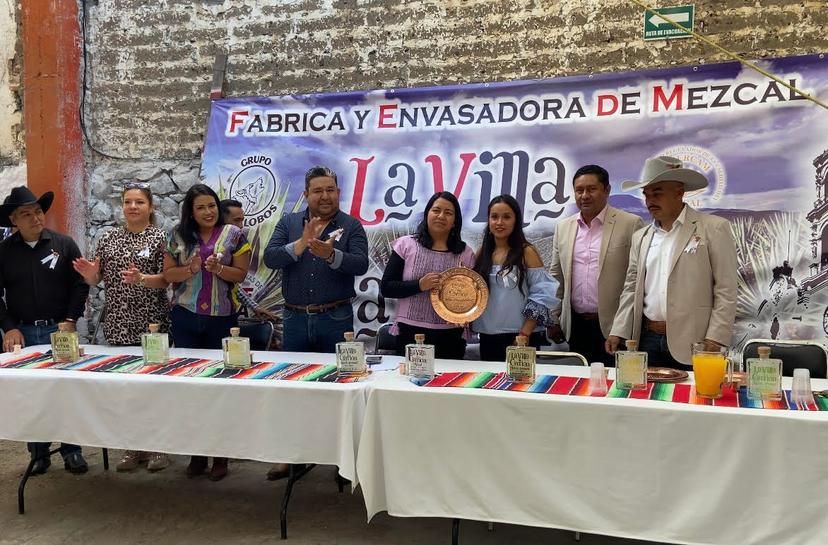 Ponen en marcha autoridades locales y estatales fábrica de mezcal en Atlixco