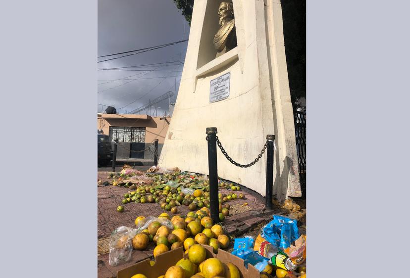 Ambulantes hacen berrinche y tiran basura en monumento de Atlixco