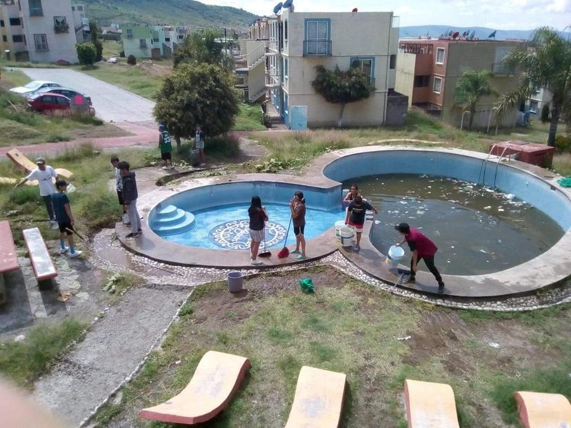 Niños rescatan alberca que vecinos usaban de basurero en Atlixco