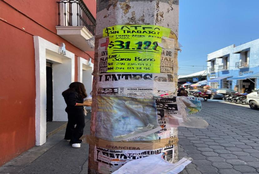 Se llenan postes del centro de Atlixco de publicidad