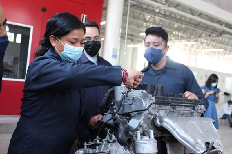 Abren en Puebla 8 nuevas carreras ligadas a los autos eléctricos