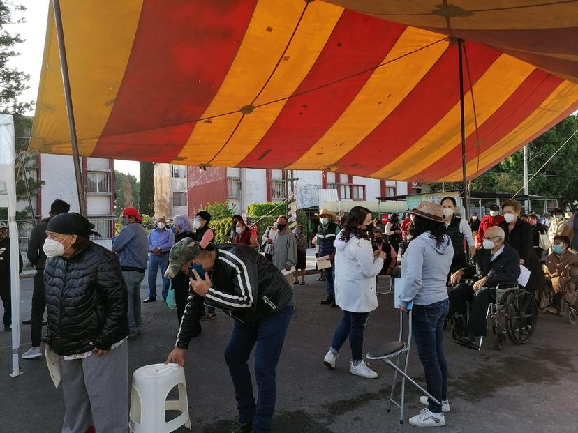 En calma y con baja afluencia de abuelitos concluyó vacuna anti covid en Tehuacán