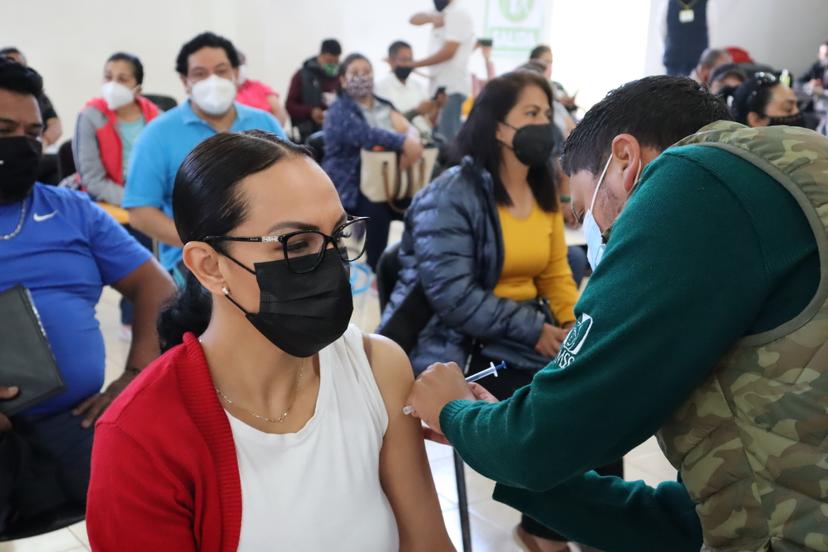 Se vacunaron contra covid más de 123 mil trabajadores de la educación en Puebla 