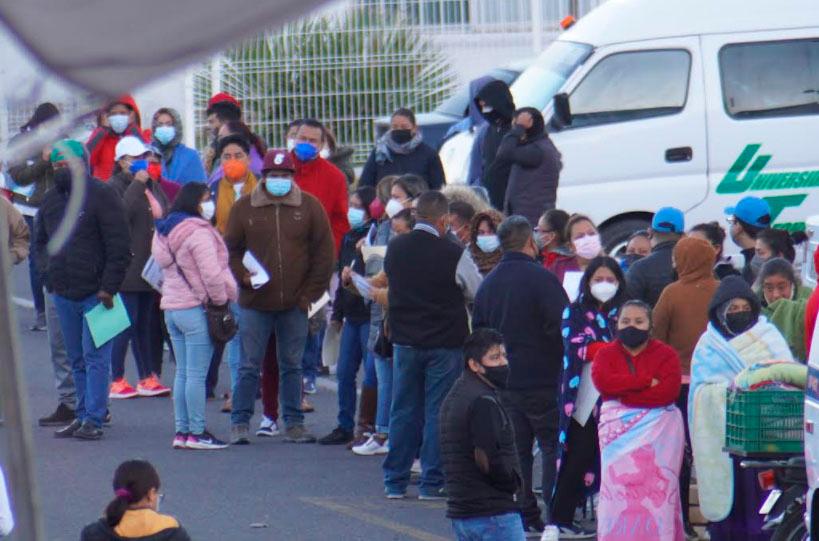 Vacunación Covid de personas 30 y más generó largas filas en Tecamachalco