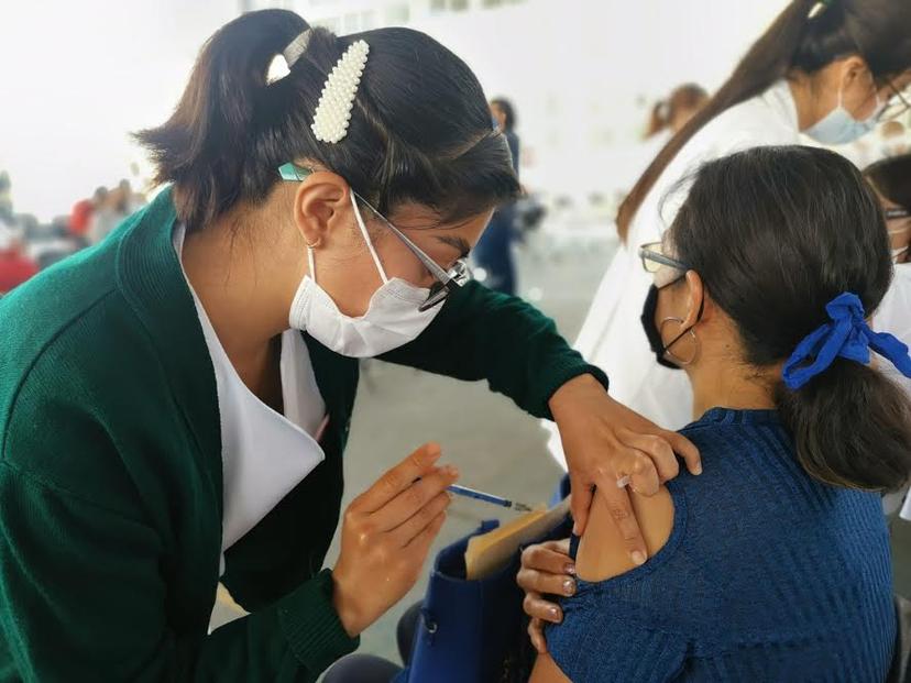 Conoce los puntos de vacunación del IMSS Puebla para los maestros