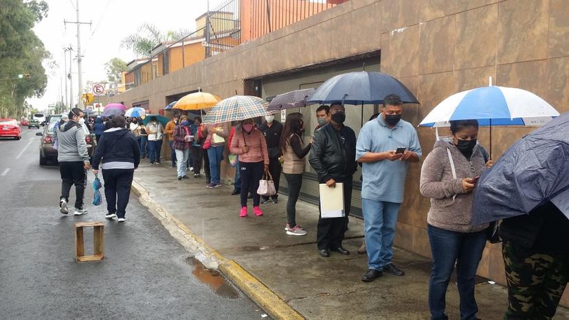 Lluvia y largas filas no impiden a poblanos de 40 y más ser vacunados