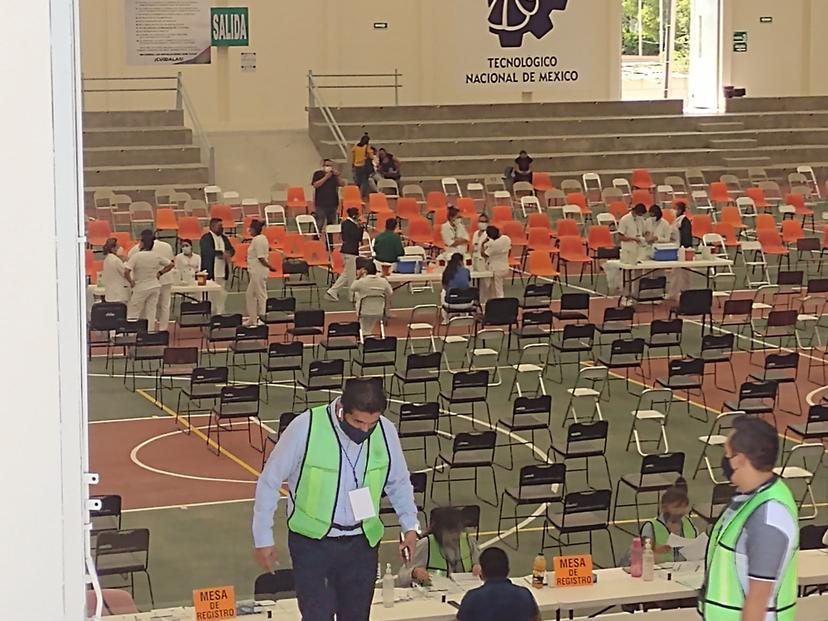 Se registran contratiempos en el primer día de vacunación de docentes en Puebla