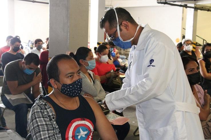 Vacunarán a 3 mil maestros antes del inicio de clases en Puebla