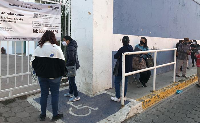 Hacen fila en Centro de Convenciones de Atlixco por falsa vacunación