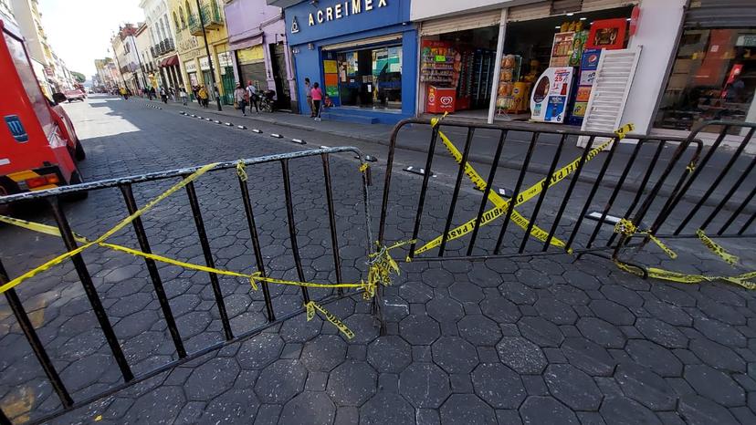 Se confrontan Barbosa y Rivera por retiro de vallas del 8M