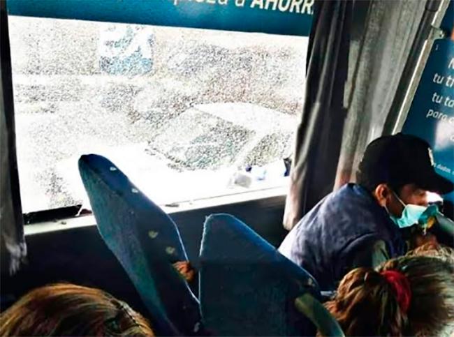 Apedrean autobús VIA en Acajete para asaltar a pasajeros