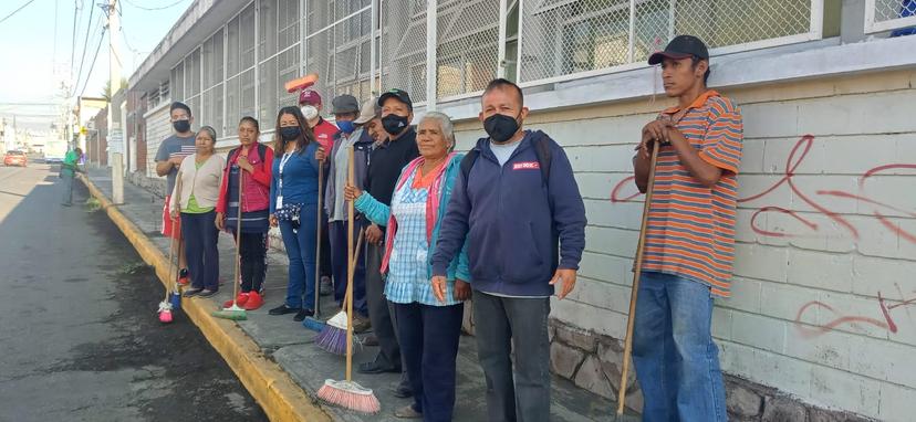 Tras bronca en el tianguis, hoy vendedores se ponen a barrer las calles