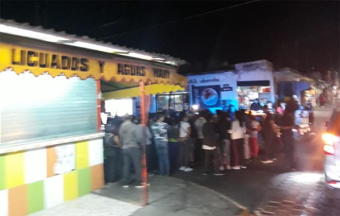 Casi se lían a golpes ambulantes y autoridades de Atlixco