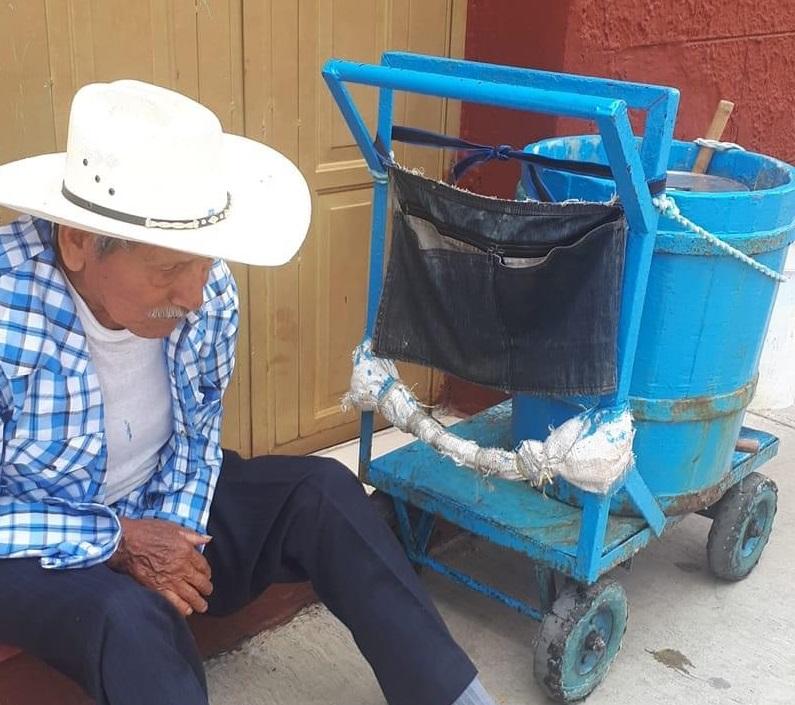 Ancianito de Atlixco vende nieves para sobrevivir de la pandemia